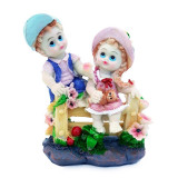 Cumpara ieftin Statueta decorativa, Doi copii pe banca, Roz, 11 cm, 1268G-1