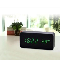 Ceas Digital Lemn Negru si Display Verde foto