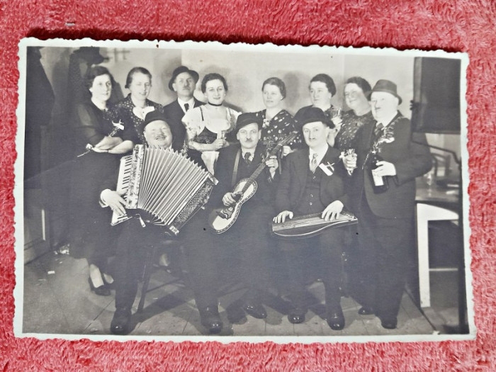 Fotografie tip carte postala, familii la petrecere, 1938