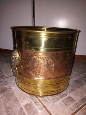 Eleganta frapiera din alama masiva și anse din bronz model cu elefanți lucrat integral manual foto