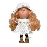 Cumpara ieftin Papusa Nines D'Onil Mia cu parul portocaliu, palarie alba, articulatii si miros de vanilie 30 cm