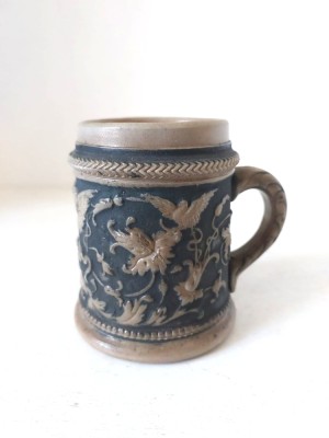 Halba ceramica mica, frumos ornamentata, cu scis PROSIT!, gresie, 8.5cm inaltime x 6.5cm diametru la baza foto