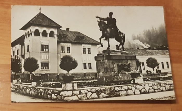 Carte postala Cimpeni Sfatul popular raional si statuia lui Avram Iancu 1968