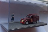 Macheta Citroen 2CV Van 1960 cu figurina bacan - Atlas 1/43