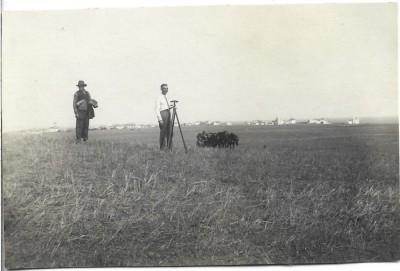 P2198N Inginer Theodor Bartlemanov făc&amp;acirc;nd măsurători, anii 1930 foto