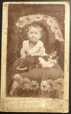VISIT PORTRAIT, FOTOGRAFIE VECHE PE SUPORT DE CARTON,,PEJTSIK K. BUDAPEST&amp;quot;/ SOUVENIR- FETITA CU PISICA , SFARSIT DE SECOL XIX/ 106 X 64 mm. foto