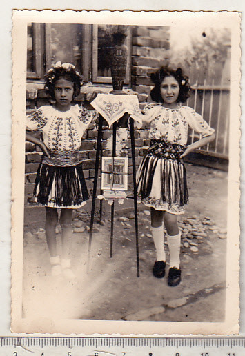 bnk foto Romania - fete in costume populare - anii `30