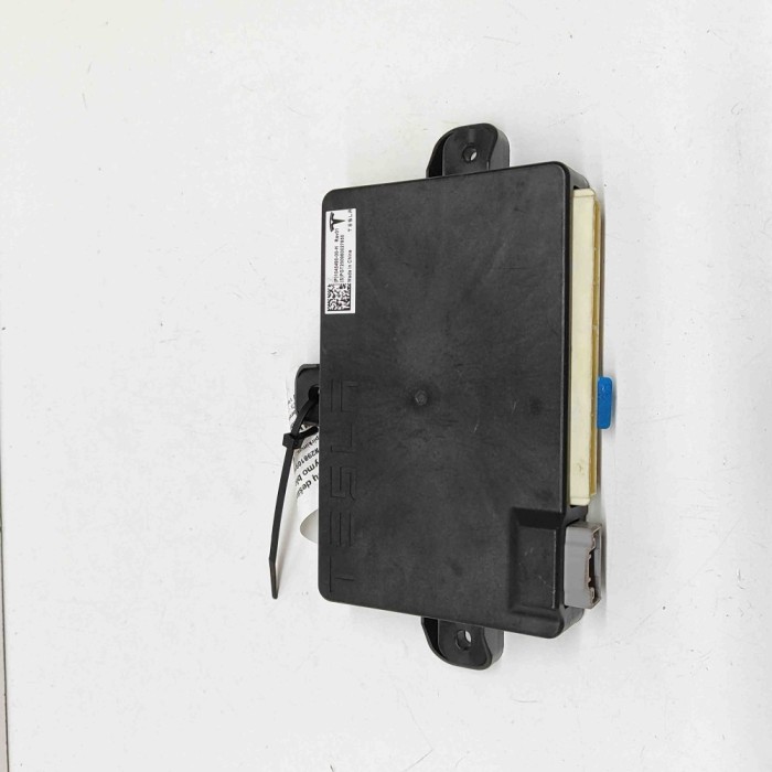 Modul de control ușă dreapta spate TESLA MODEL X 2020 OEM: 1045490-00-H 29810916