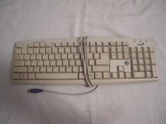 Tastatura cu fir Genius de culoare alba, mufa de conectare PS2, stare BUNA
