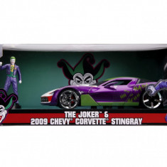Masinute metalica chevy corvette stingray 2009 si figurina joker scara 1:24