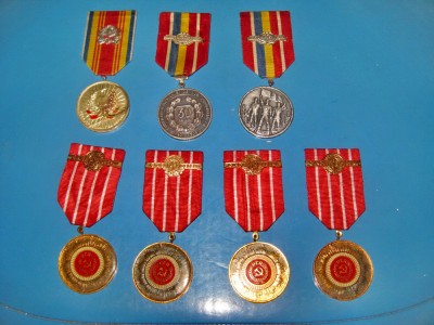 B699-Grup 7 medalii RSR. foto