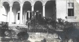 A4532N Intrarea castelului de la Ciucea al lui Octavian Goga la mijlocul anilor 1930