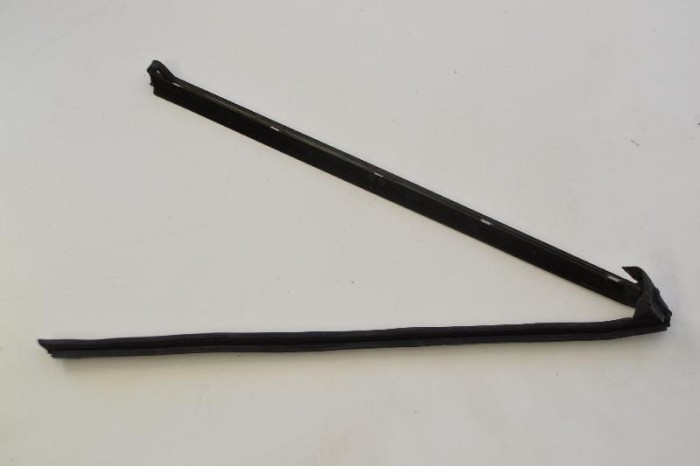 Chedar geam ușă dreapta spate MERCEDES-BENZ CLK C209 2007 OEM: A2096700438 2311830