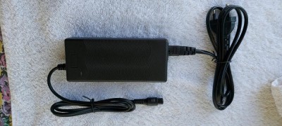 INCARCATOR TROTINETA , THGX-4202 LA 42 V- 2000mA , INCARCATORUL ESTE NOU . foto