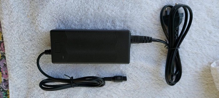 INCARCATOR TROTINETA , THGX-4202 LA 42 V- 2000mA , INCARCATORUL ESTE NOU .