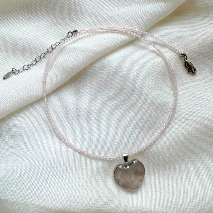 Colier la baza gatului din cuart roz cu pandantiv inima