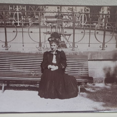 DOAMNA POZAND PE O BANCA , IN PARCUL STATIUNII VITTEL , FRANTA , FOTOGRAFIE MONOCROMA, DATATA PE VERSO 1908