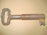 A264-Cheie speciala poarta veche metal. Marimi: lungime 12.5, maner 5, cap 3.5 cm, fiul interior cap 1,2 cm, diametrul exterior 1,6 cm.