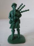 Figurina cimpoier de plastic verde, fara stanta, 5cm inaltime