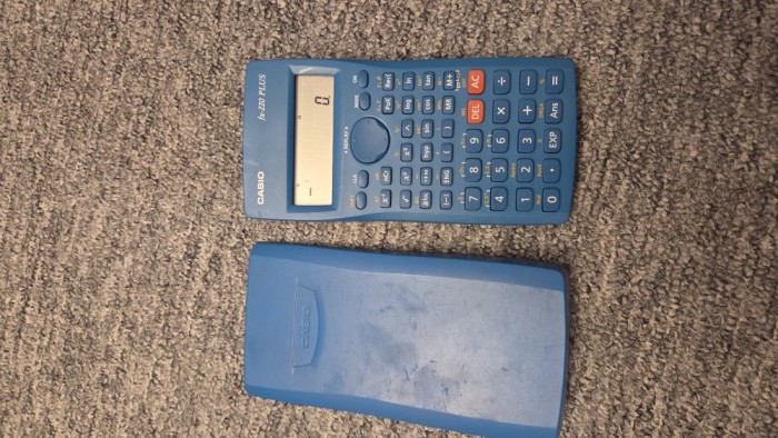 Calculator Casio FX-220 PLUS &ndash; Perfect pentru școală și birou