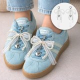 Set 2 bucati accesorii decorative pentru sireturi cu inimioara metalica, margele si dantela, albastru, CMCLASS