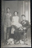 Fotografie tip Carte Postala, Doi barbati si o femeie, cu flori, perioada interbelica