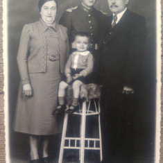 Familie cu copil// foto studio romanesc din perioada interbelica