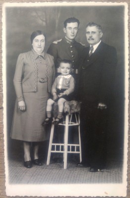 Familie cu copil// foto studio romanesc din perioada interbelica foto