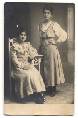 AD 1304 C. P. VECHE -TINERE IN TINUTA DE EPOCA-1916 CAMPINA-GINY SI MARIETTE foto