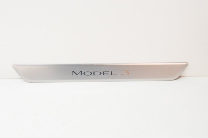 Ornament prag dreapta față TESLA MODEL 3 2020 OEM: 1504763-00-A 12610497