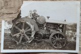 Copii intr-un tractor, perioada interbelica// fotografie
