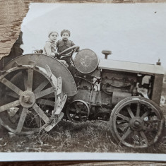 Copii intr-un tractor, perioada interbelica// fotografie