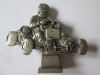 Figurina vintage semnata din aliaj de cupru cu un pilot de karting,dimensiuni:68 x 60 mm,greutate:52 grame