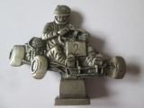 Figurina vintage semnata din aliaj de cupru cu un pilot de karting,dimensiuni:68 x 60 mm,greutate:52 grame