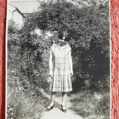 Fotografie, Stella, mama lui Geo (dr. Litarczek, parintele radiologiei romanesti) in gradina din 19 Pretoria Rd., Cambridge, 1927
