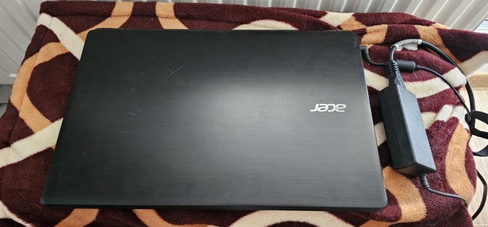 LEPTOP Acer E5-571 PROCESOR INTEL i3-4005U/1,7GHz RAM 8 GB/ HARD 1 TB , WIN 10 INSTALAT RECENT ,SE VINDE CU INCARCATOR .