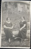 Fotografie tip Carte Postala, Doua surori, in curtea casei, perioada interbelica