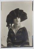 STUDIO FOTO EMERA , PARIS , TANARA CU PALARIE NEAGRA CU PRET SI DESCRIERE PE VERSO, FOTOGRAFIE PENTRU CASA DE MODA &#039; VERLAINE &#039; , INTERBELICA