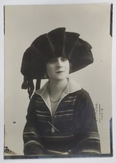 STUDIO FOTO EMERA , PARIS , TANARA CU PALARIE NEAGRA CU PRET SI DESCRIERE PE VERSO, FOTOGRAFIE PENTRU CASA DE MODA &#039; VERLAINE &#039; , INTERBELICA