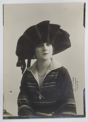 STUDIO FOTO EMERA , PARIS , TANARA CU PALARIE NEAGRA CU PRET SI DESCRIERE PE VERSO, FOTOGRAFIE PENTRU CASA DE MODA &amp;#039; VERLAINE &amp;#039; , INTERBELICA foto