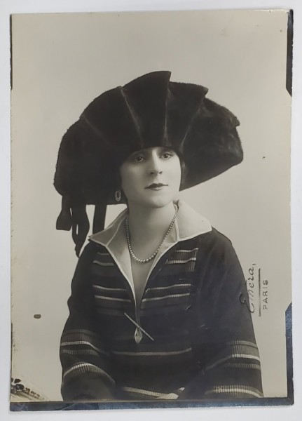 STUDIO FOTO EMERA , PARIS , TANARA CU PALARIE NEAGRA CU PRET SI DESCRIERE PE VERSO, FOTOGRAFIE PENTRU CASA DE MODA &#039; VERLAINE &#039; , INTERBELICA
