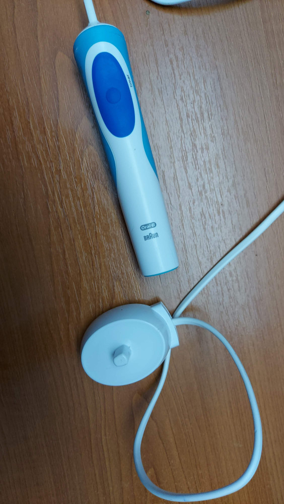 PERIUTA DE DINTI ORAL B , BRAUN FARA CAPETE + INCARCATOR BRAUN 3757 |  Okazii.ro