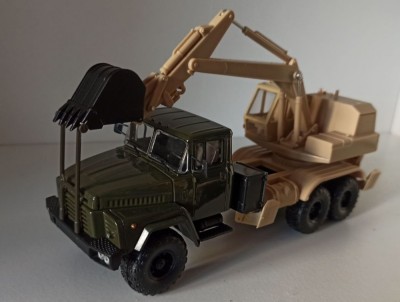 Macheta KrAZ 260 camion cu excavator AO-4421A - MCG / Nash Avtoprom 1/43 foto