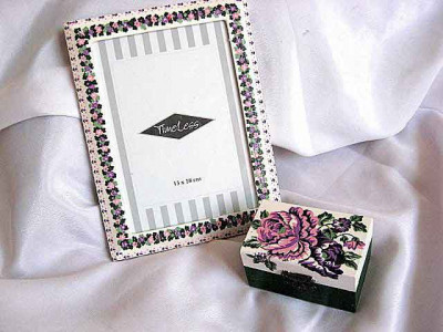 Set cadou , cutie si rama foto din lemn decorat cu trandafiri 24512 foto