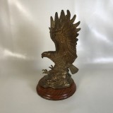 Vultur din bronz pe soclu din lemn