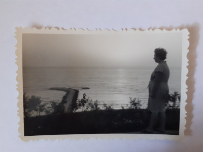 Fotografie dimensiune 6/9 cm cu femeie la mare &amp;icirc;n 1962 foto