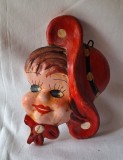 Aplica din ceramica - fetita cu palarie, jucaria fabricata in Romania, in anii 1970-1980, obiect decor era socialista