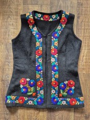 Vesta traditionala costum popular femei Transilvania, veche, cusuta / brodata de mana cu motive florale pe stofa de lana neagra
