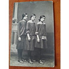Fotografie tip Carte Postala, trei prietene, perioada interbelica, necirculata
