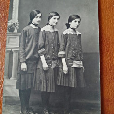Fotografie tip Carte Postala, trei prietene, perioada interbelica, necirculata